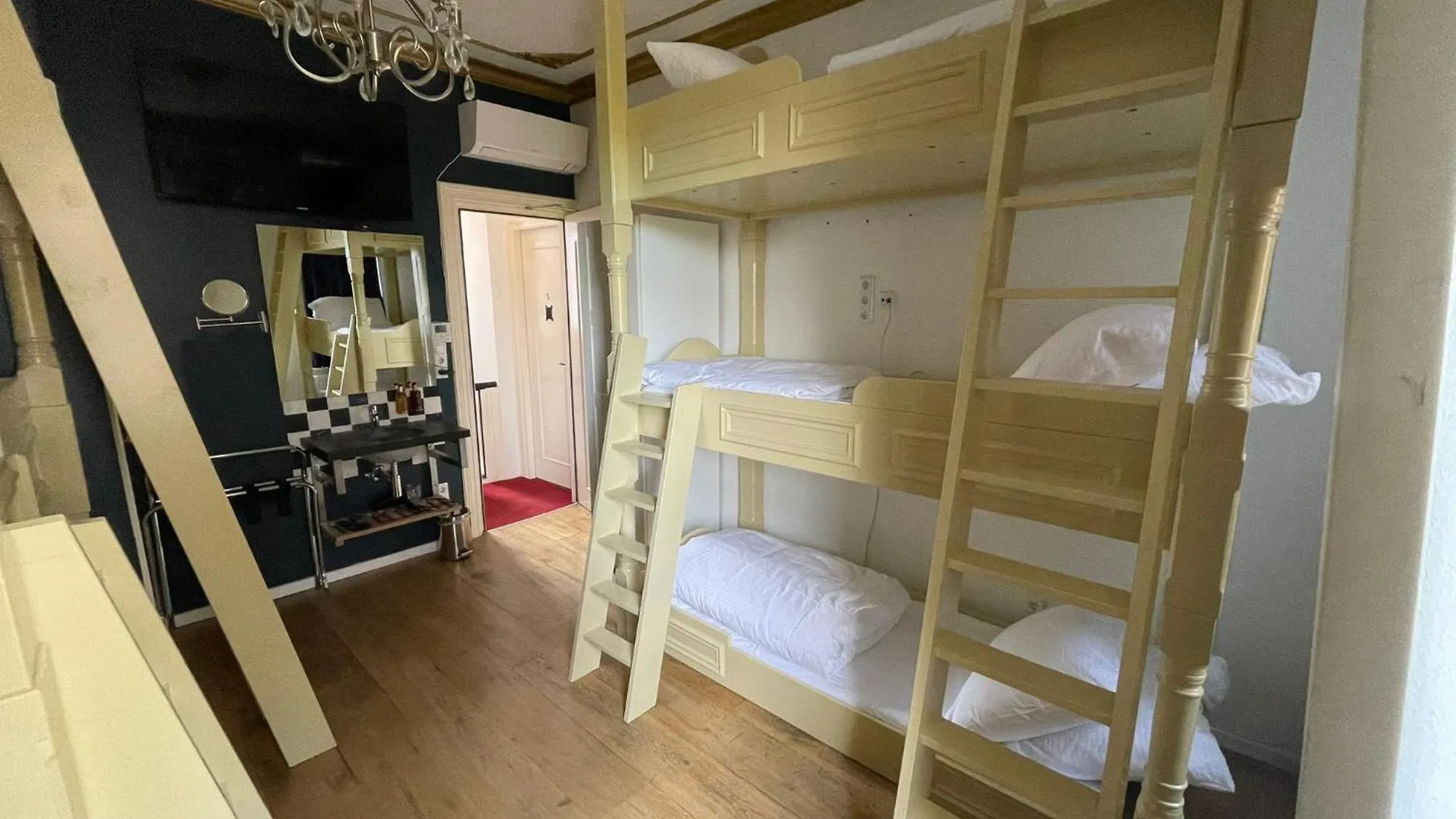 Amsterdam Rembrandt Square City Center Hotel 3*,